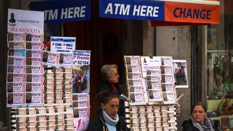 Puesto de venta de billetes de lotería de Navidad en la Puerta del Sol, Madrid. Foto: Barcex en Wikimedia Commons.