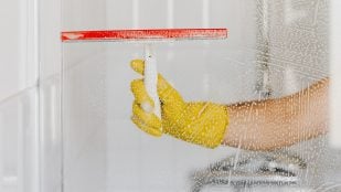 Truco para quitar el moho de la ducha