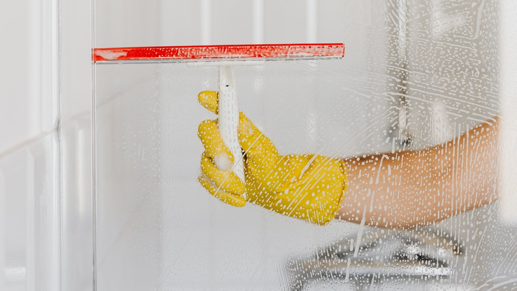 El truco de los hoteles para dejar la ducha de tu casa como nueva: adiós al moho