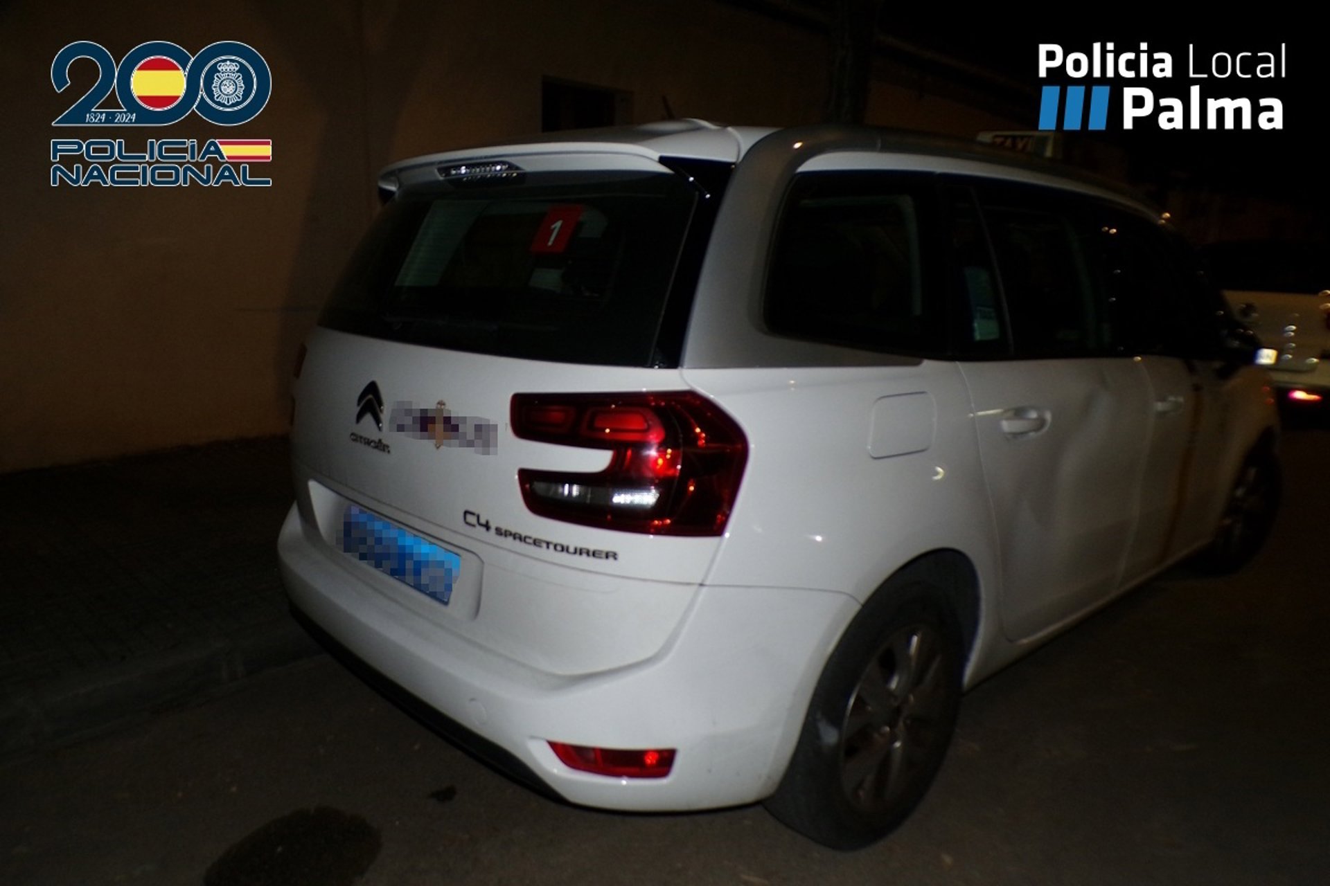 Imagen del taxi accidentado interceptado por la Policía Local.