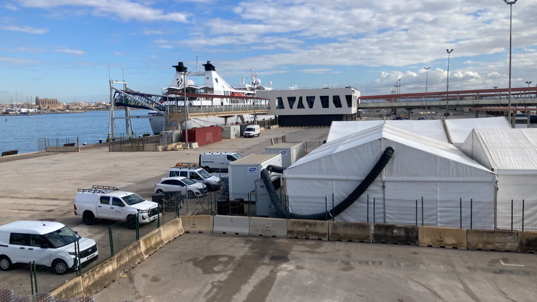 Las carpas de inmigrantes ya dan la primera bienvenida a los miles de cruceristas que llegan a Palma