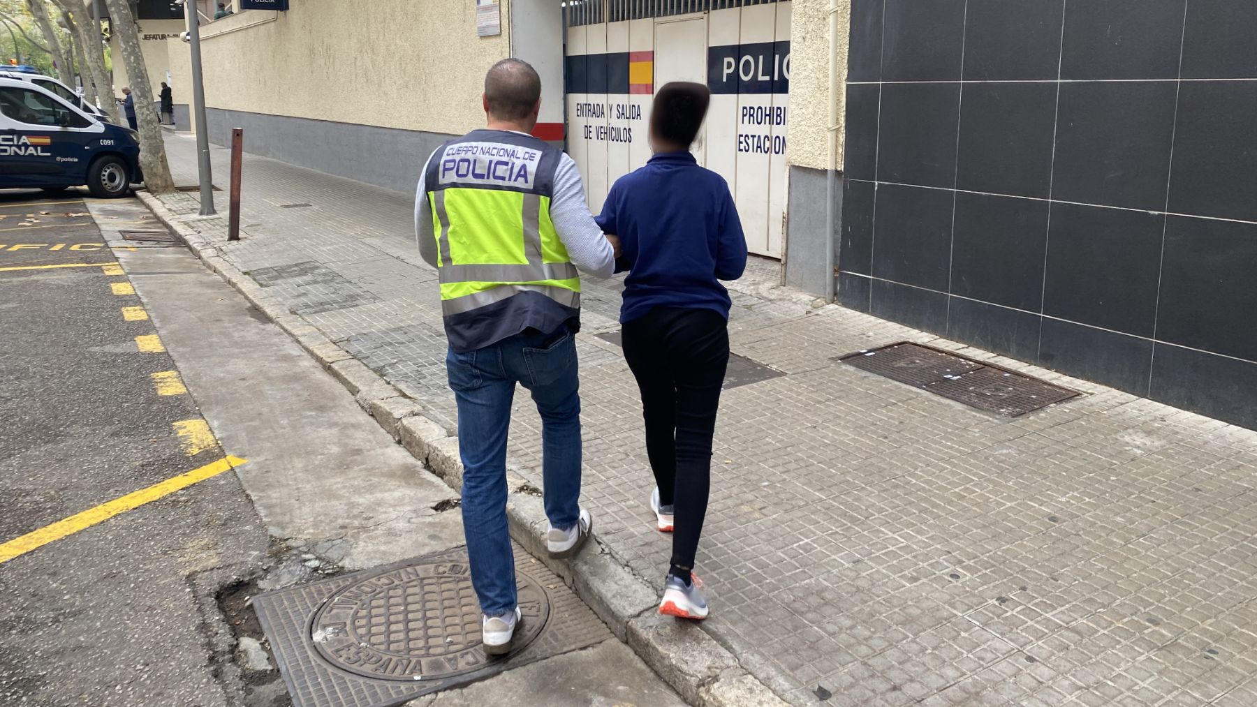 Un agente de la Policía Nacional trasladando a la detenida a los calabozos.