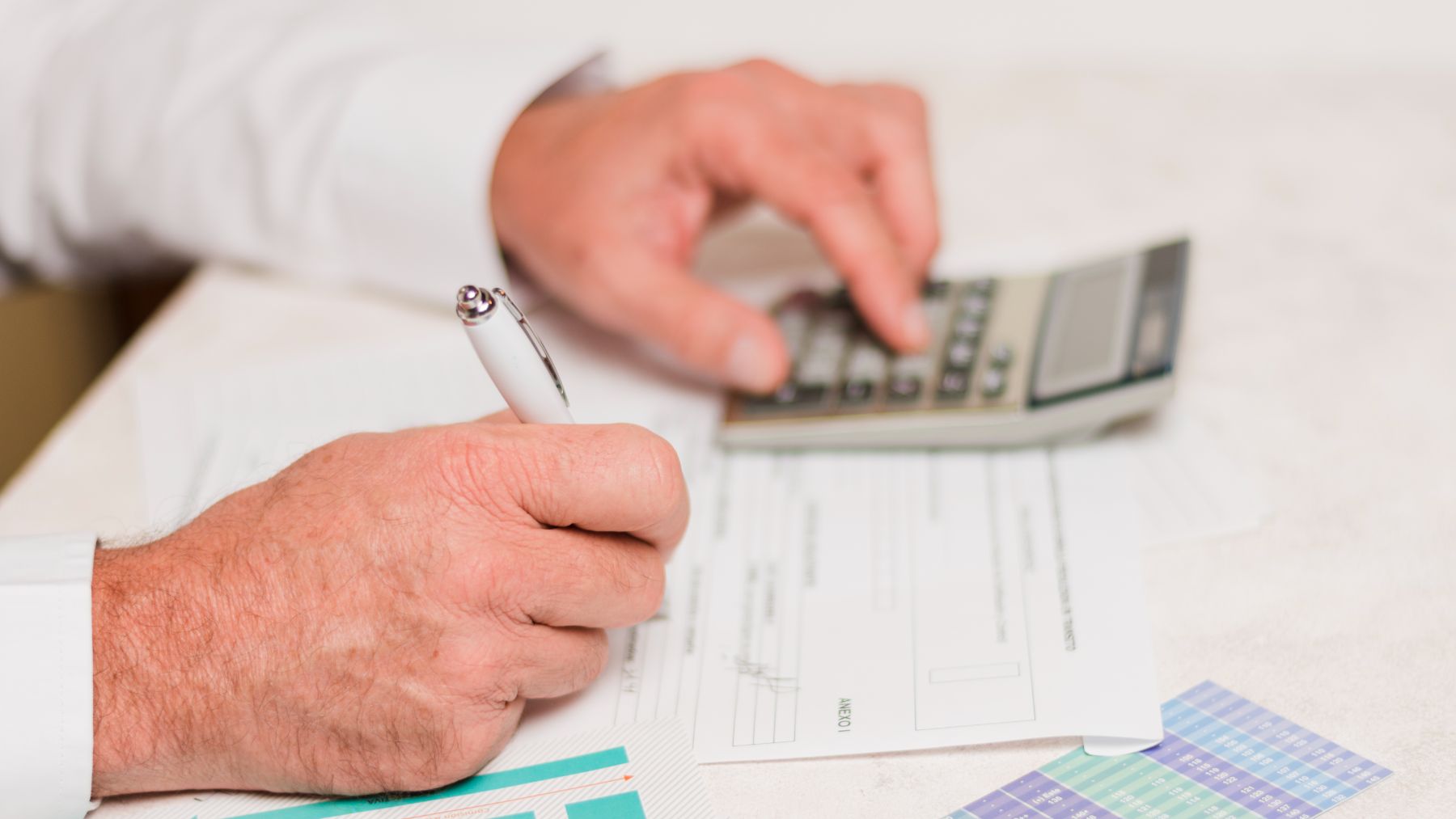 El Gobierno confirma el giro en la edad de jubilación: va a subir en 2026 y son malas noticias