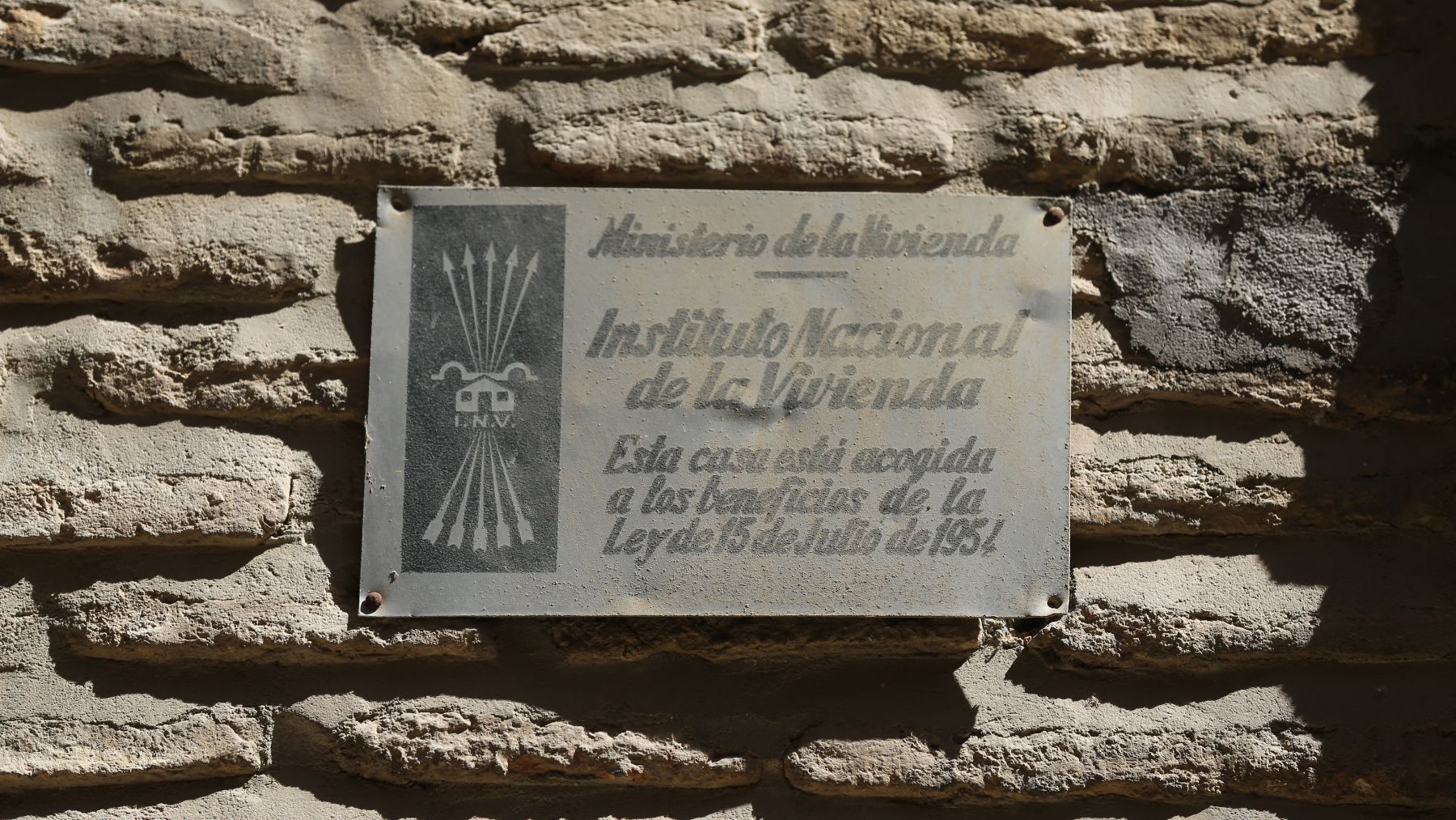 Los españoles creen que durante el franquismo había peor educación y sanidad pero más seguridad y vivienda
