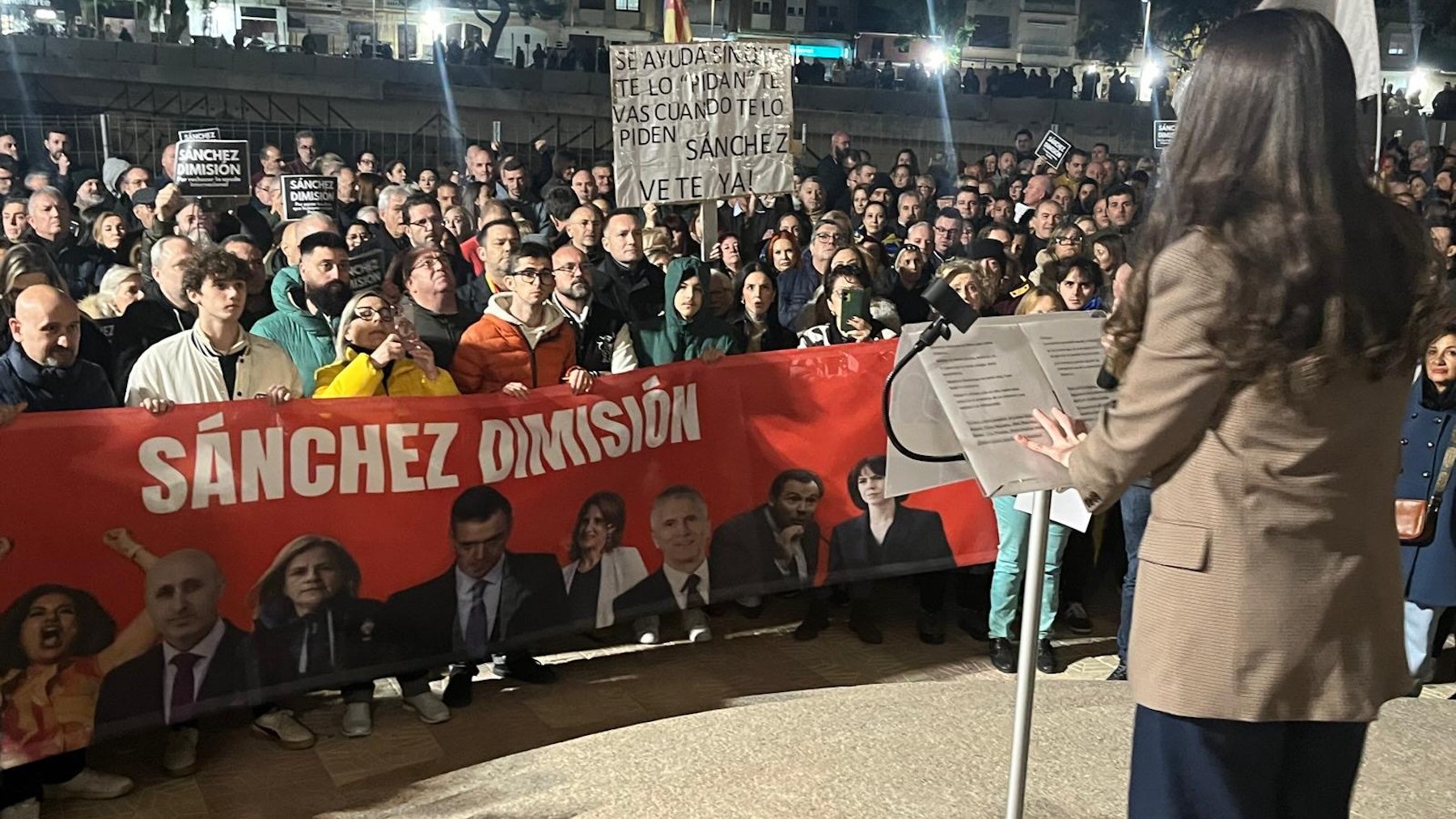 Cientos de afectados de la DANA claman en Paiporta contra la gestión del Gobierno: ¡Sánchez dimisión!