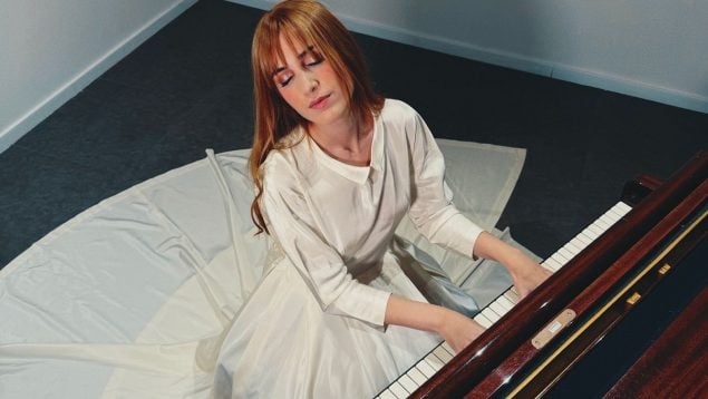 Elem reimagina “La Salvación” de Arde Bogotá en una cover minimalista a piano, sintetizador y voz