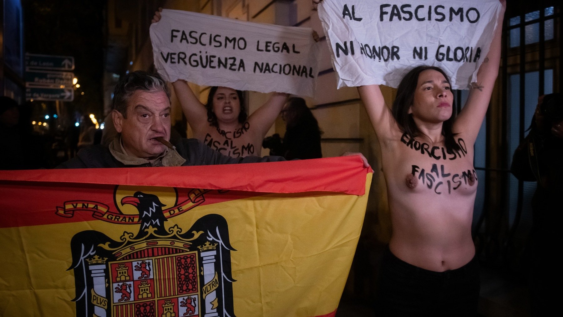 Un hombre manosea los pechos de dos activistas de Femen tras una misa en honor a Franco