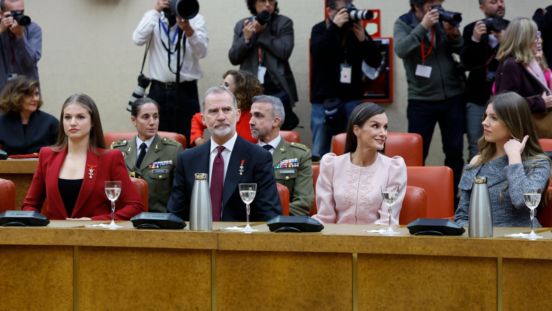 Sánchez, sus socios y Vox plantan a los Reyes en el Congreso para celebrar los 50 años de la democracia