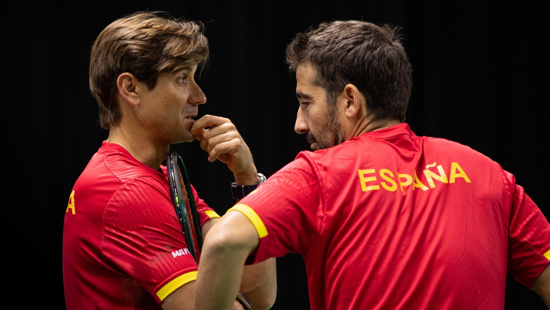 David Ferrer y Marc López dialogan durante el entrenamiento de España en la Davis. (Pepo Ruiz/RFET)