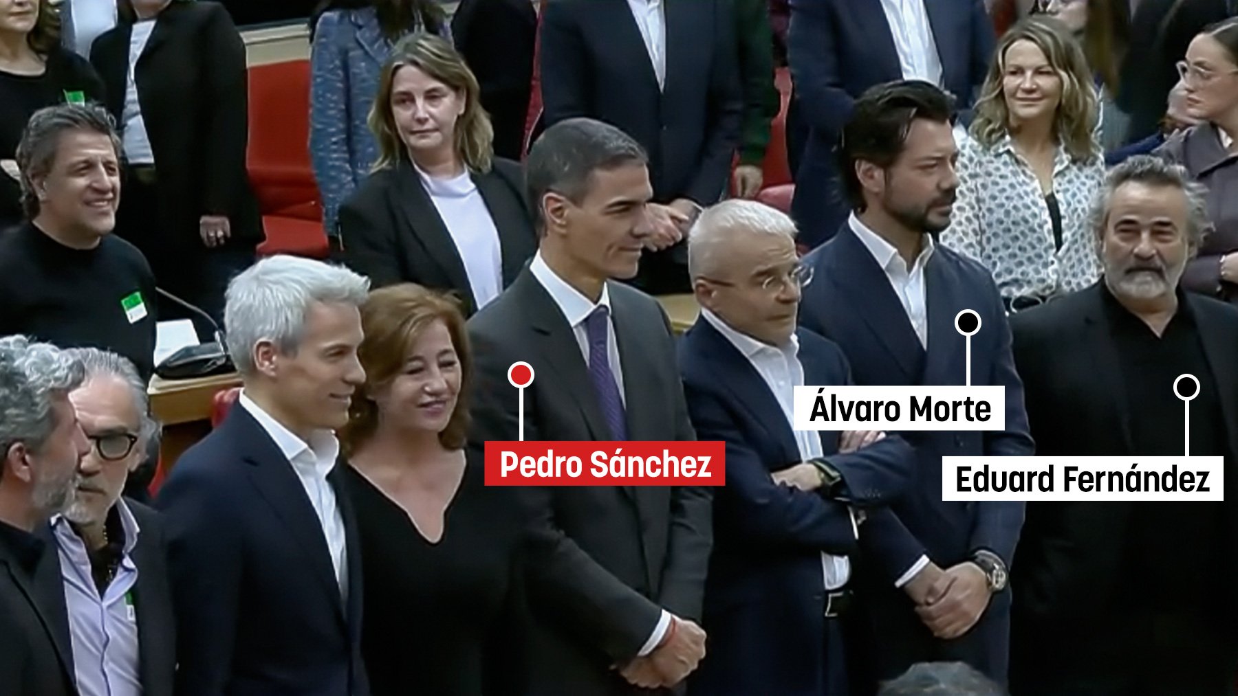 La mofa de Sánchez inadvertida en su foto con Álvaro Morte y Eduard Fernández tras la condena a García Ortiz