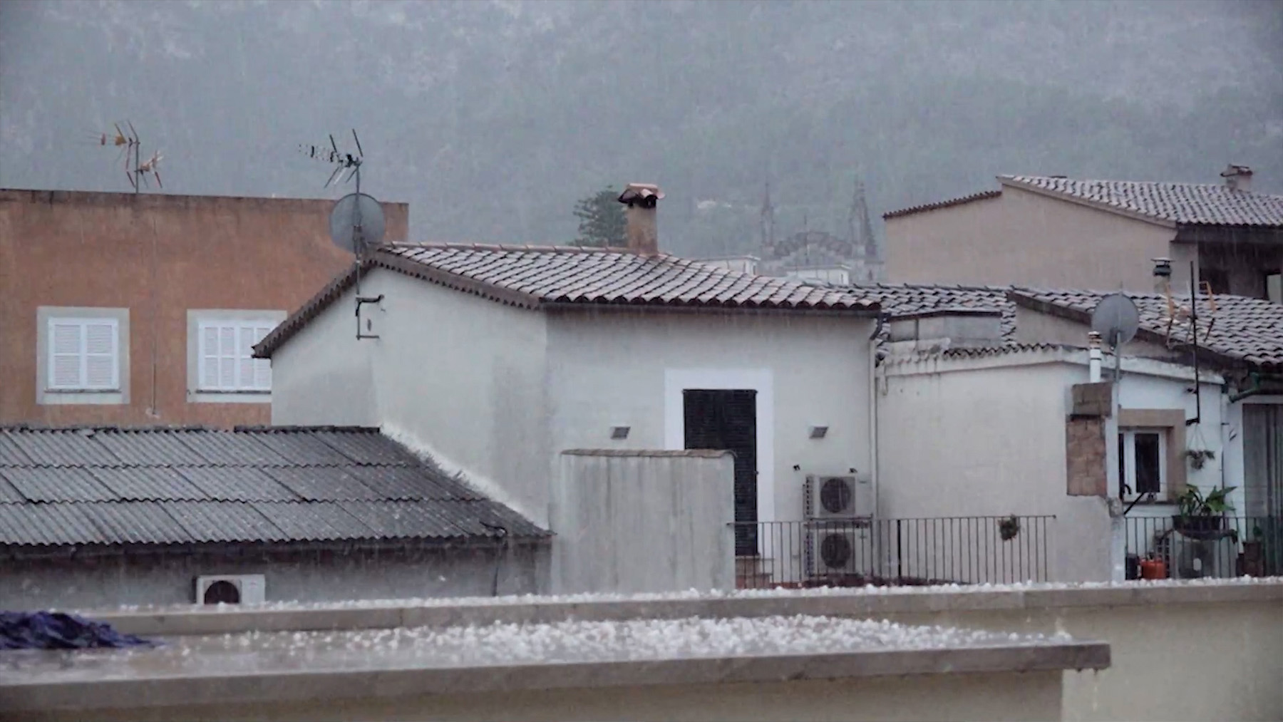 Temporal desatado en Baleares: Fuertes tormentas, granizo, viento huracanado y olas gigantes