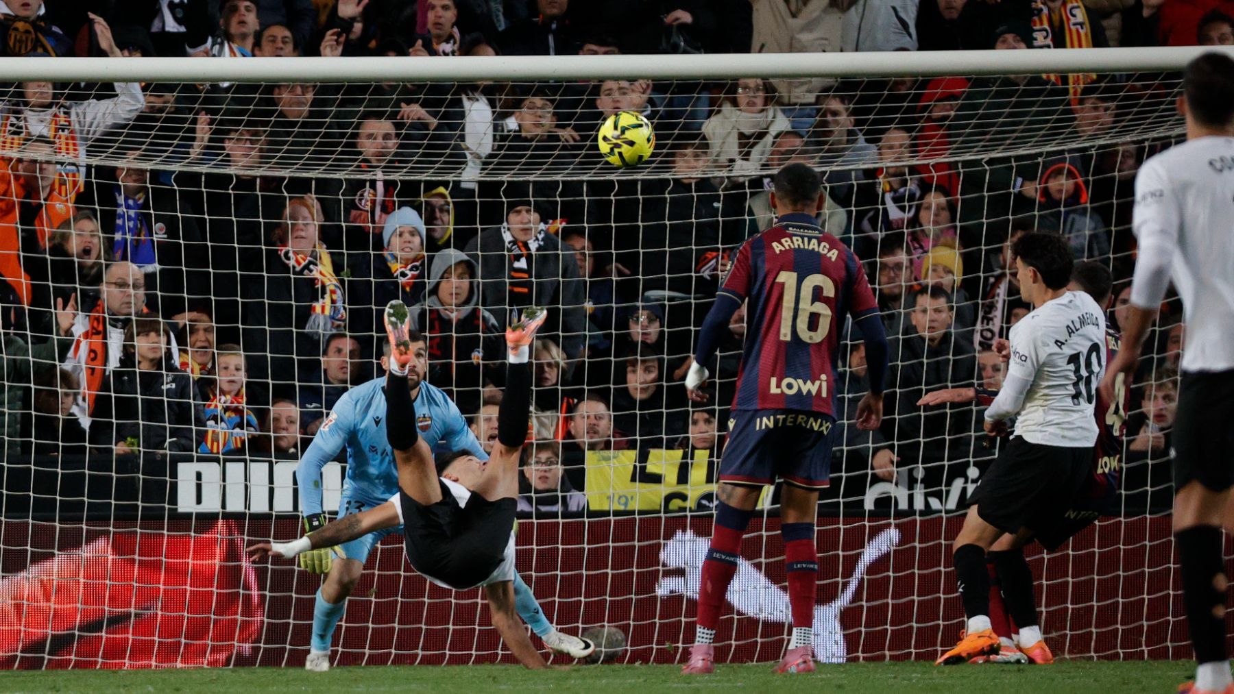 Una chilena de Hugo Duro derriba el muro del Levante y saca al Valencia del descenso