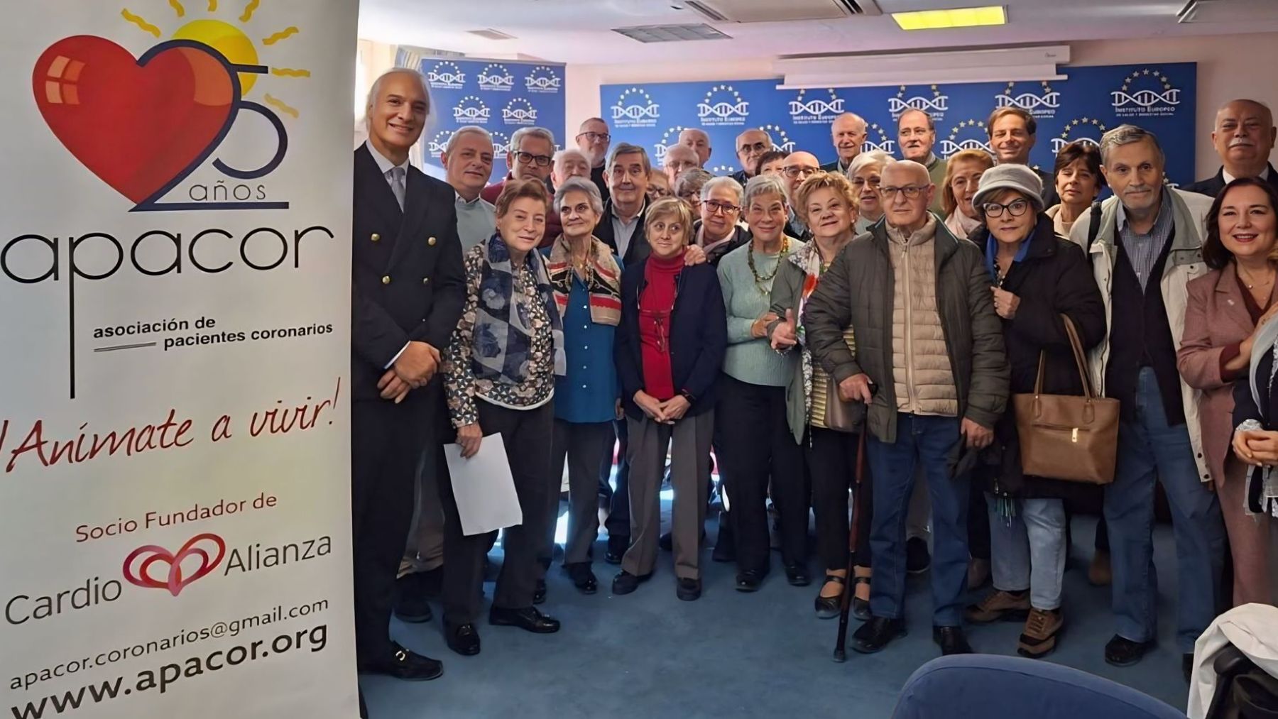 El doctor Manuel de la Peña con los socios de Apacor.