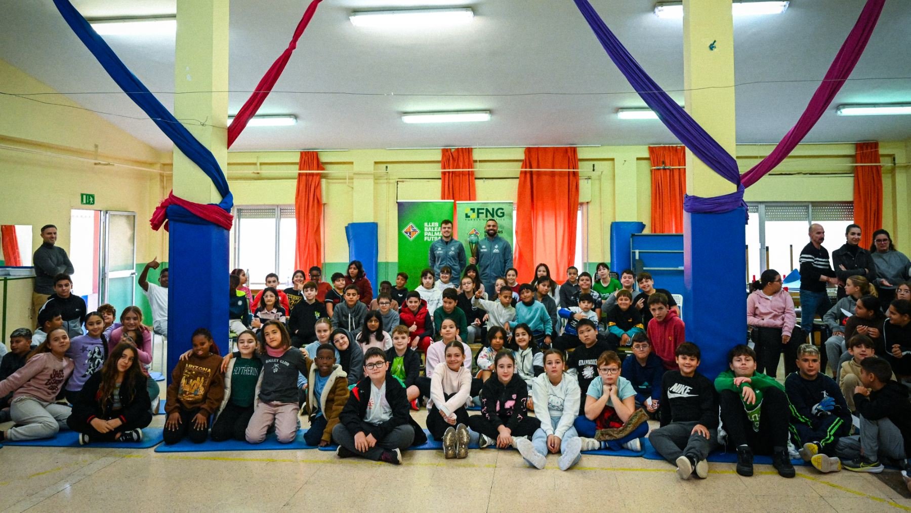 Los jugadores, con los niños.