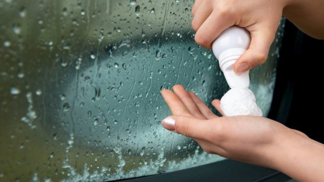 Truco de la espuma de afeitar para los cristales del coche