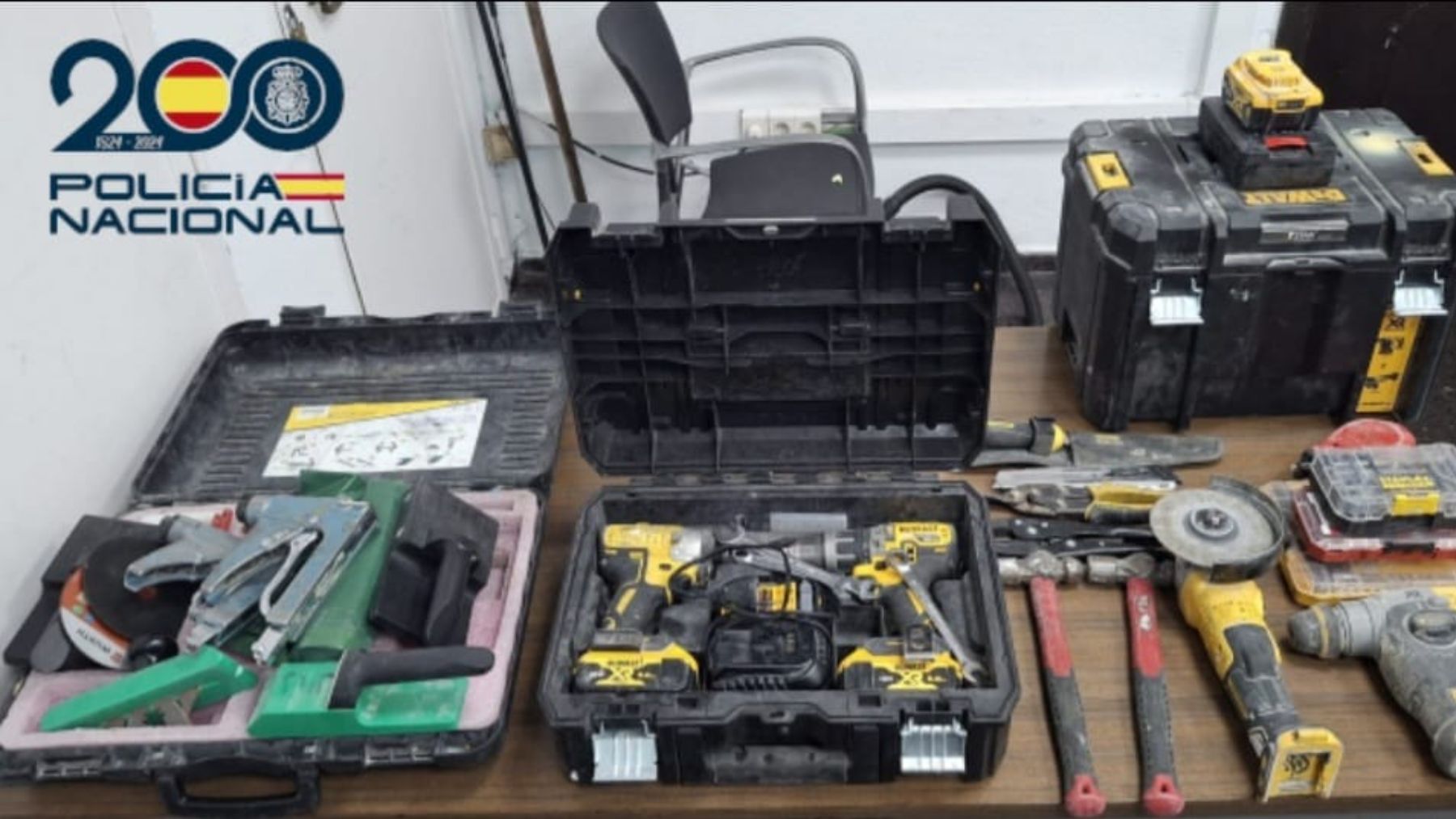 Detenidos en Palma dos jóvenes tras robar en un parking y amenazar con navajas a los policías