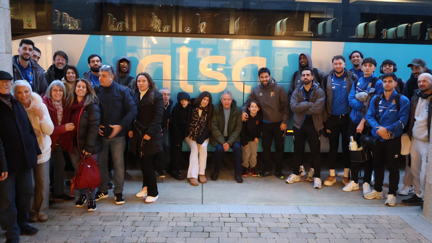 Los jugadores, junto a los aficionados.
