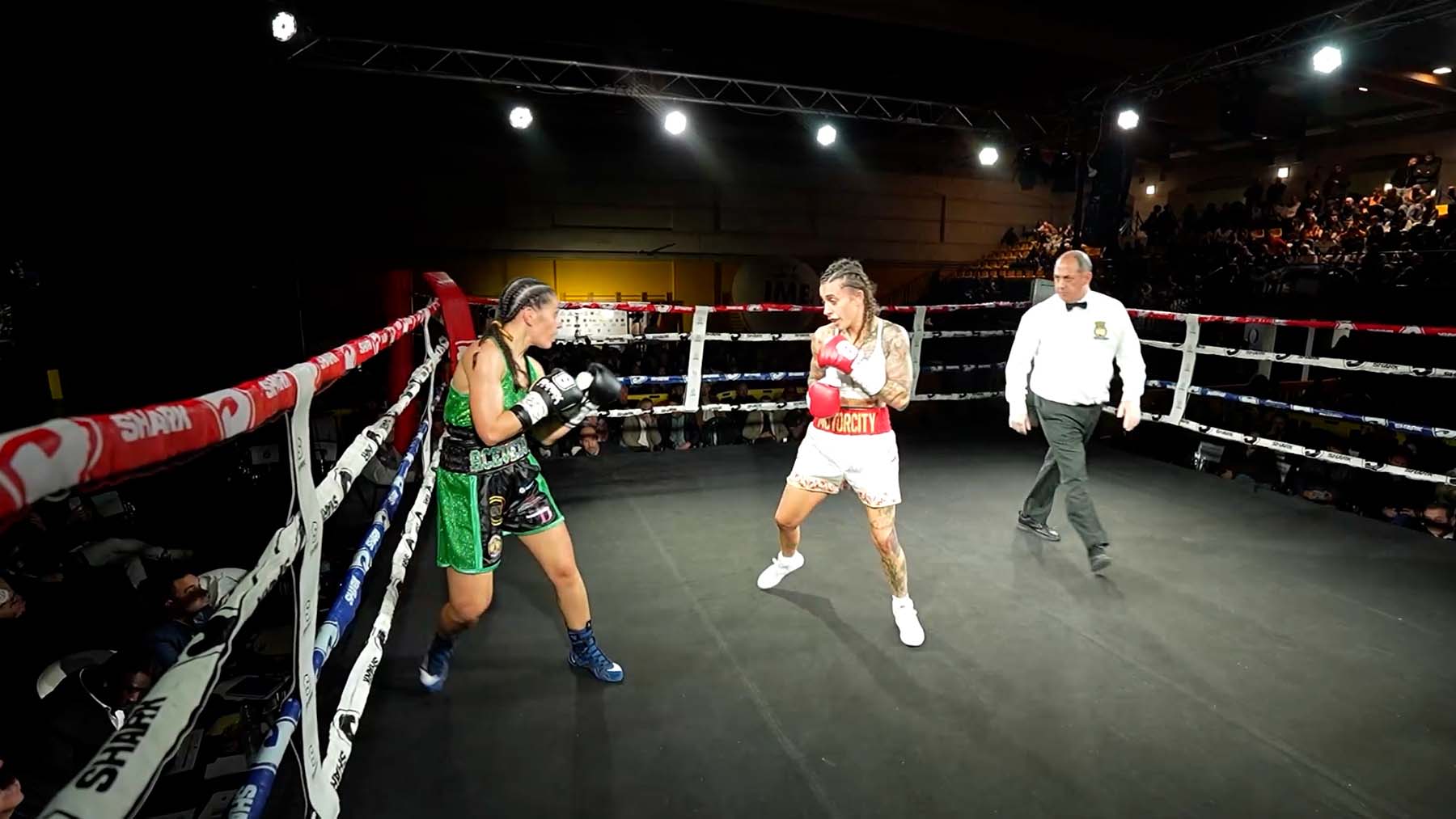 Las boxeadoras Farah ‘El Bousairi’ y Ana Acevedo durante su combate.