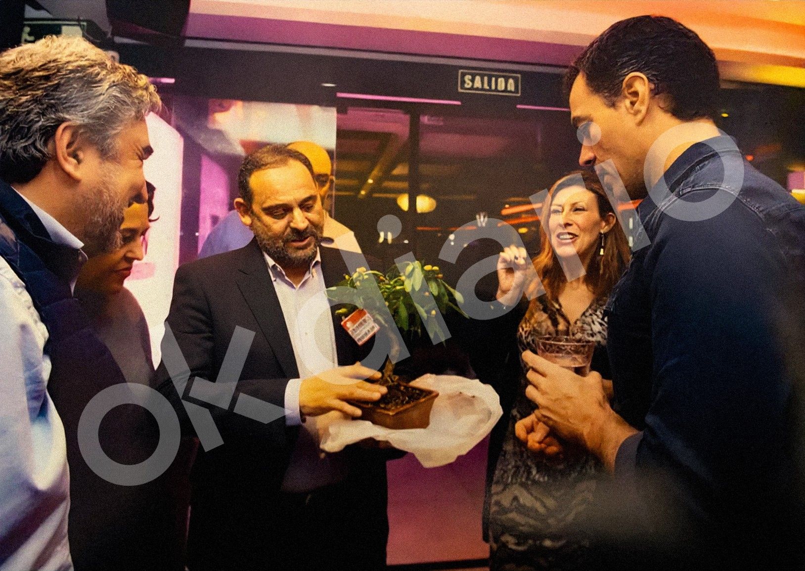 Las fotos inéditas de Sánchez y Begoña regalándole un bonsái a Ábalos por su 60 cumpleaños