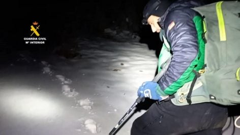 Momento del rescate del cuerpo del montañero de Madrid este domingo 23 de noviembre. (Foto: Europa Press)