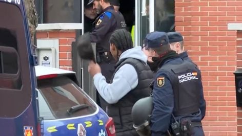 La Policía Nacional ha detenido a 10 de los 100 okupas. IMAGEN: TELEMADRID