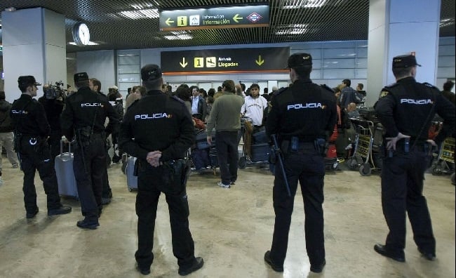 Policías nacionales en el aeropuerto por donde la mujer y su hijo huyeron del país.
