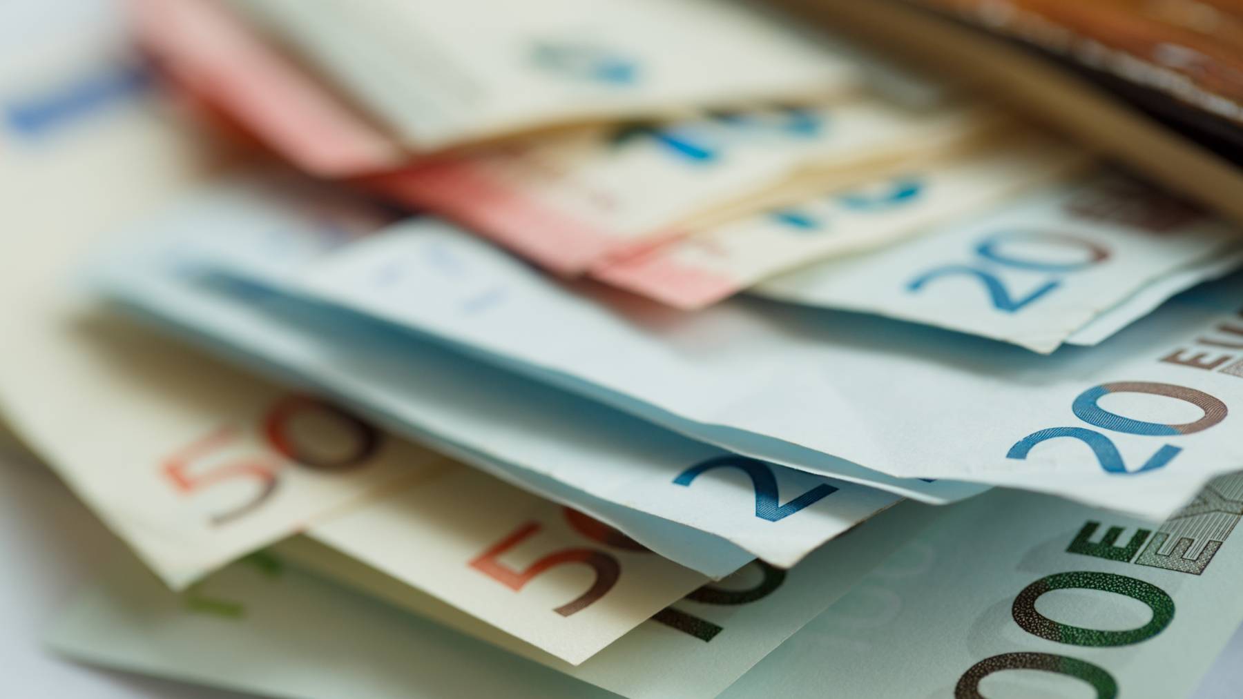 Hasta 1.595 euros de ayuda si naciste entre 1960 y 2002: así puedes solicitarla