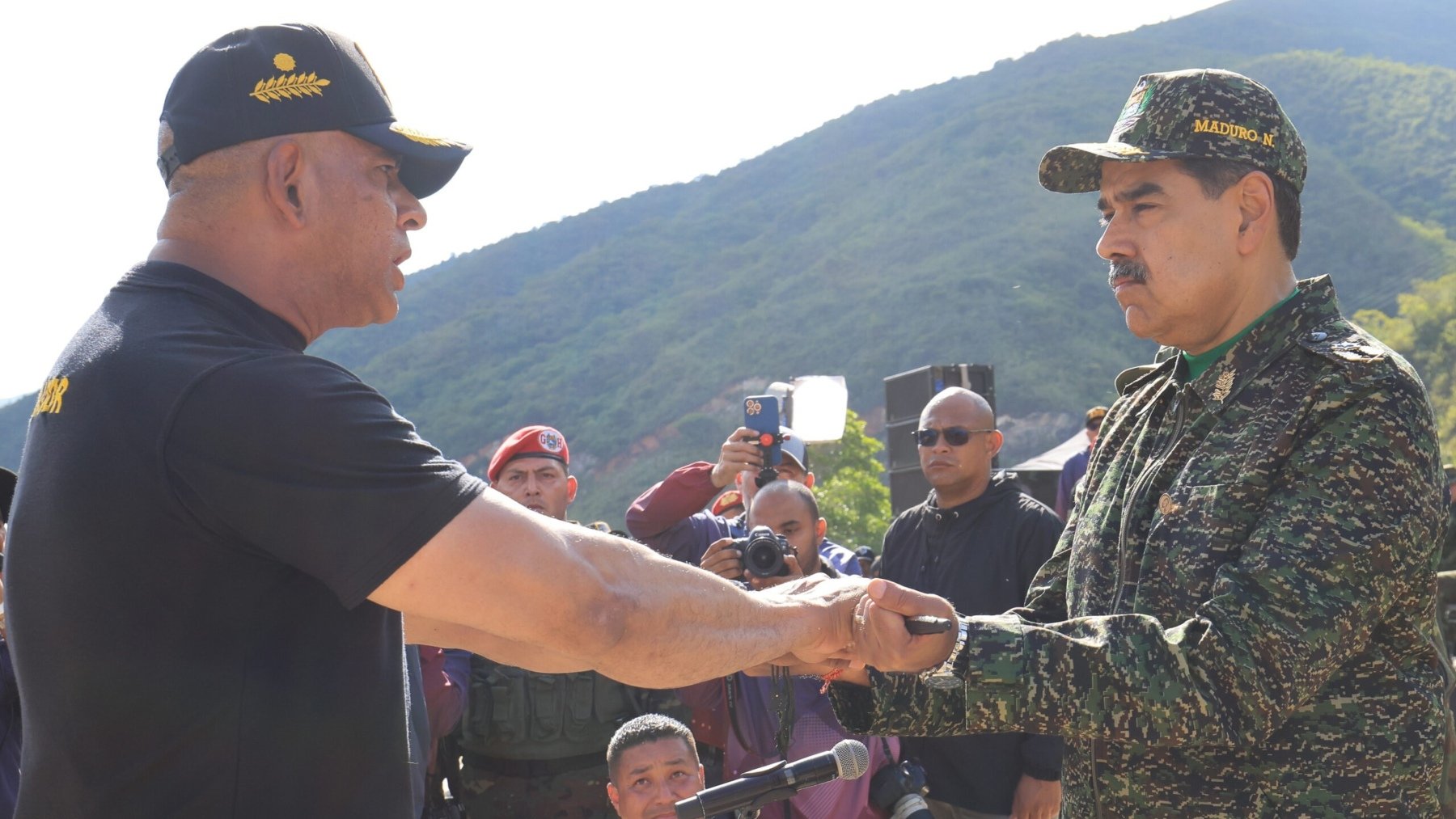 El presidente de Venezuela, Nicolás Maduro, y el ministro de Defensa, Vladimir Padrino López. (EP)