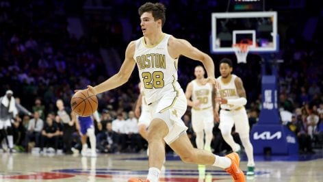 Hugo González entra a canasta durante un partido de los Boston Celtics. (Getty)