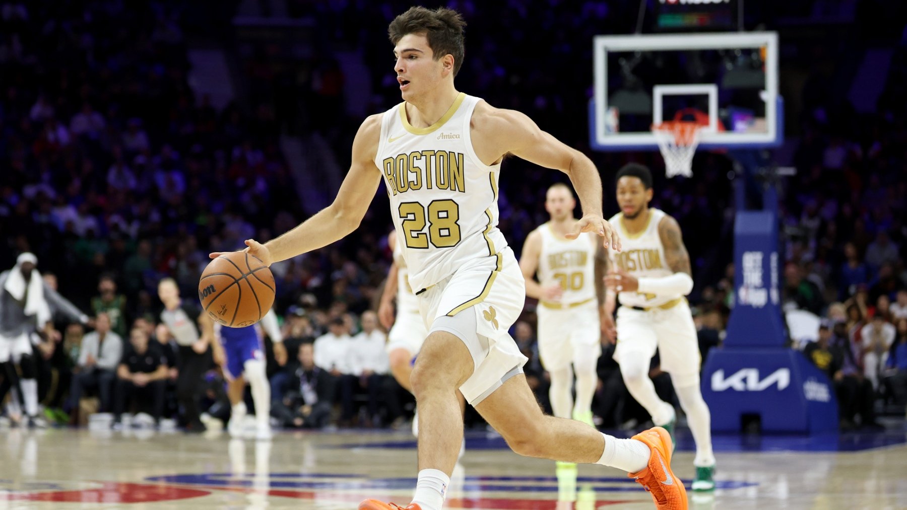 Hugo González entra a canasta durante un partido de los Boston Celtics. (Getty)