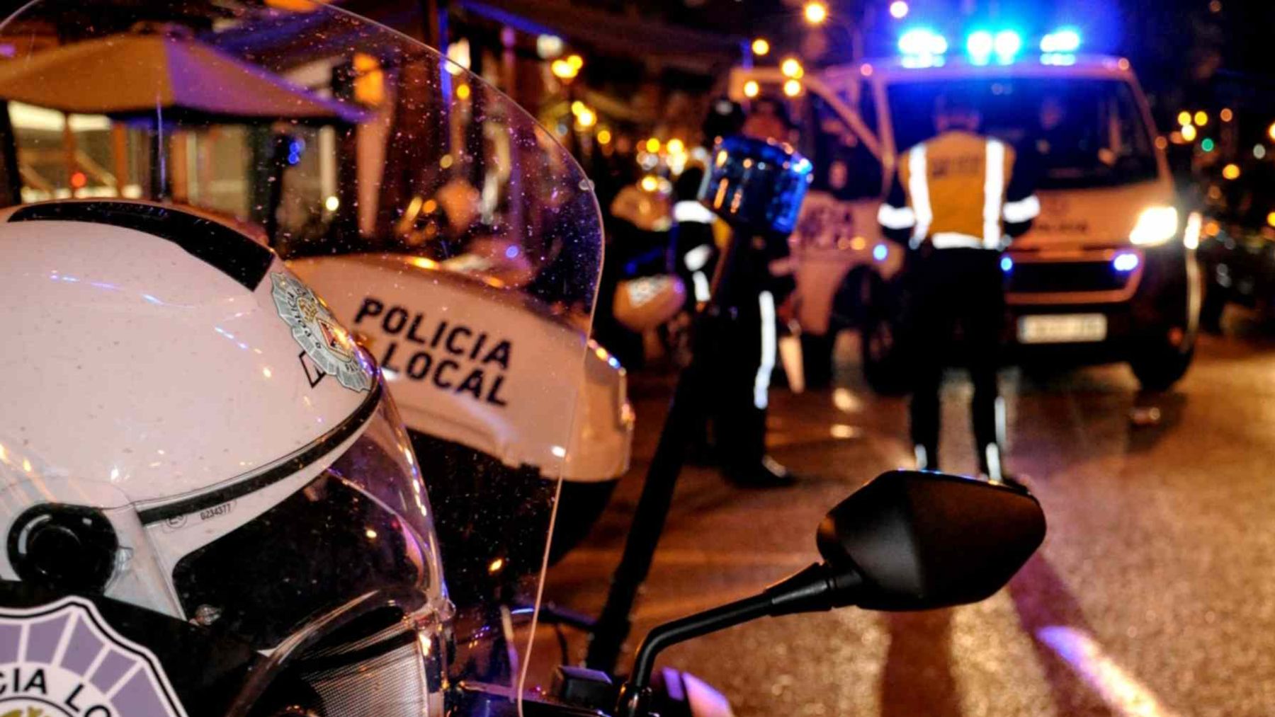 Agentes de la Unidad de Atestados de la Policía Local realizando el informe judicial al chico.