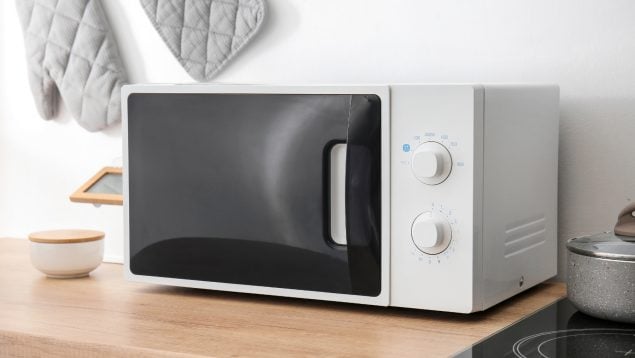 Vaso de agua en el microondas