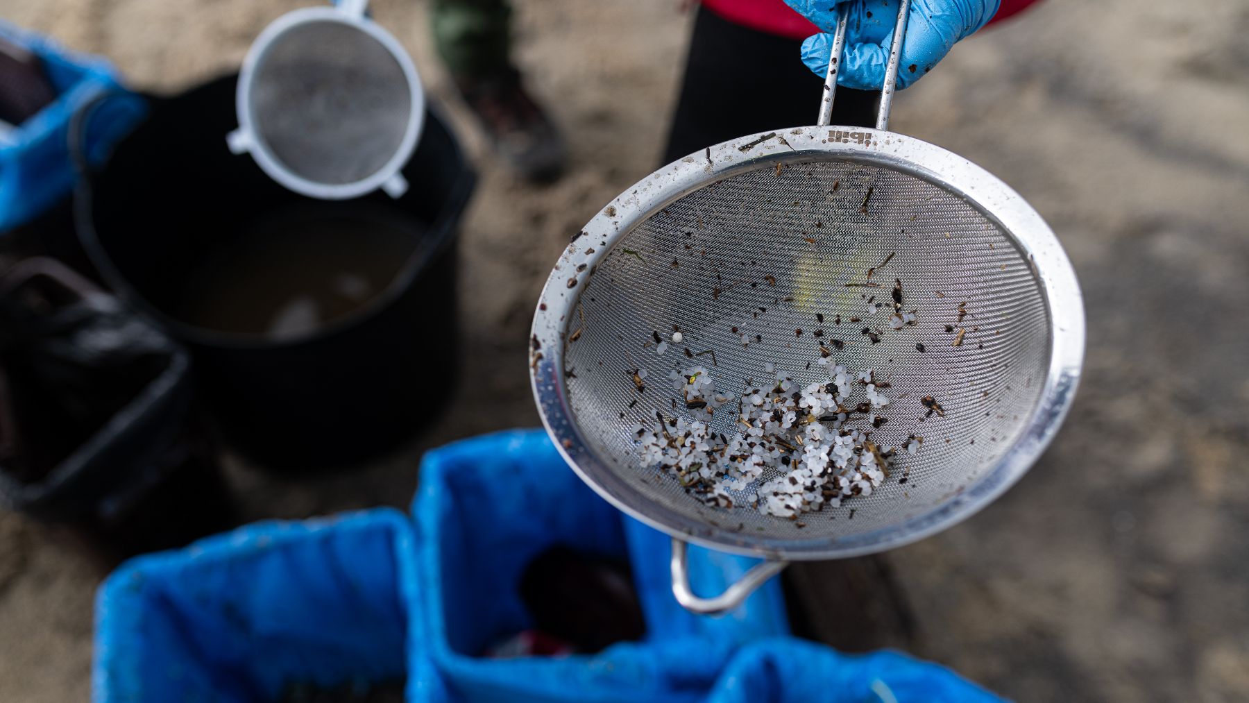 Pélets encontrados en la playa de Bos, en enero de 2024, en Noia (La Coruña). (Foto:Europa Press).