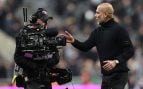 Pep Guardiola increpa a un cámara después de una derrota del Manchester City. (Getty Images)