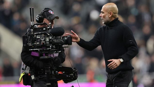 Pep Guardiola increpa a un cámara después de una derrota del Manchester City. (Getty Images)