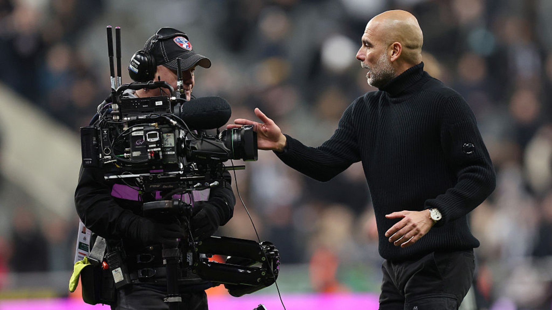 Guardiola se disculpa tras perder los papeles con un cámara a pie de campo: Me siento avergonzado