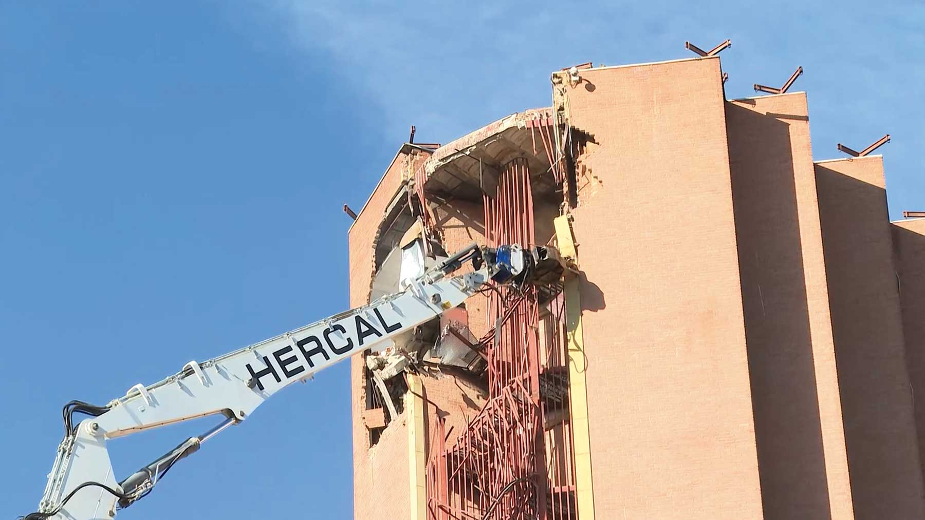 Arranca en Madrid la demolición de la torre del 12 de Octubre tras 52 años de historia