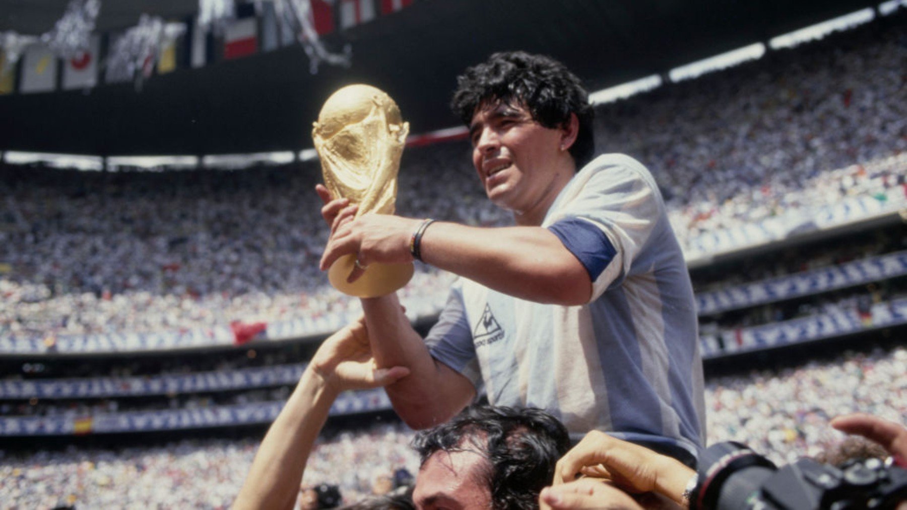 Maradona, cinco años después: la mano de Dios que nos acaricia la memoria