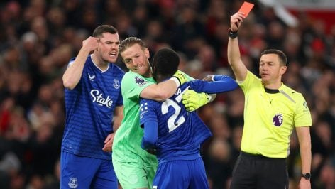Idrissa Gueye es sujetado por Jordan Pickford tras ser expulsado por abofetear a su compañero Michael Keane. (Getty)