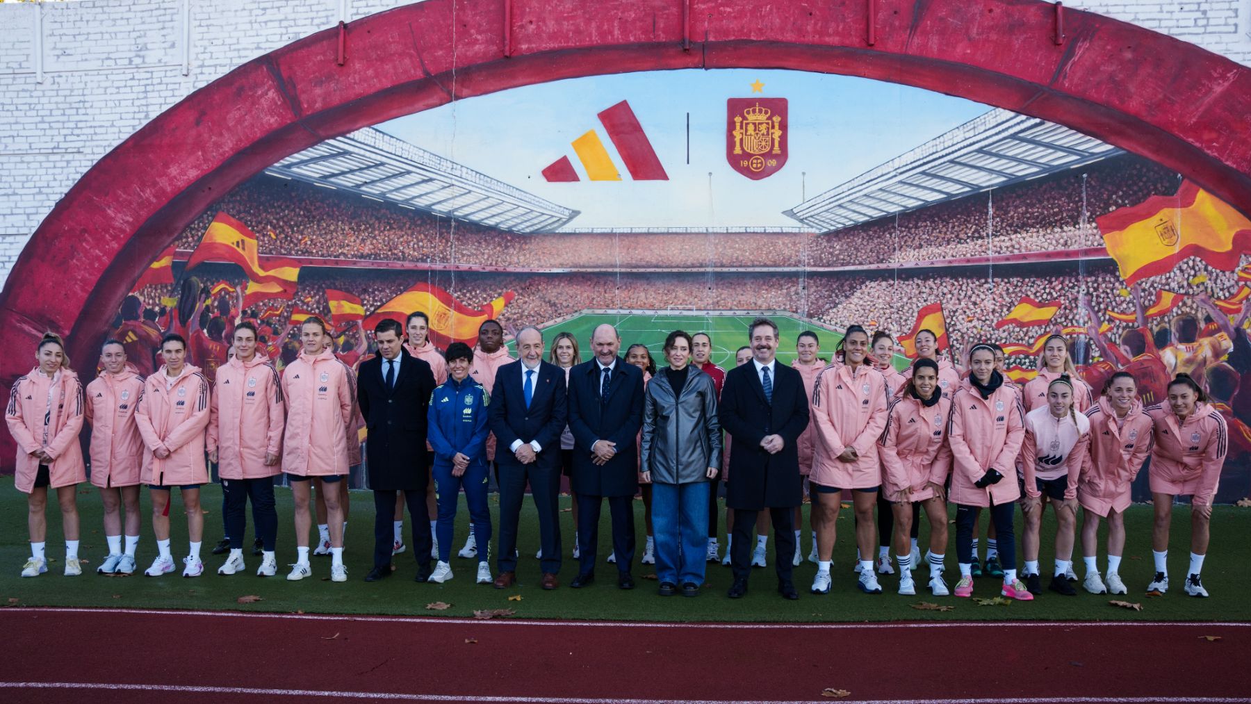 Ayuso presenta la final de la Liga de Naciones del Metropolitano: Estas mujeres son un ejemplo