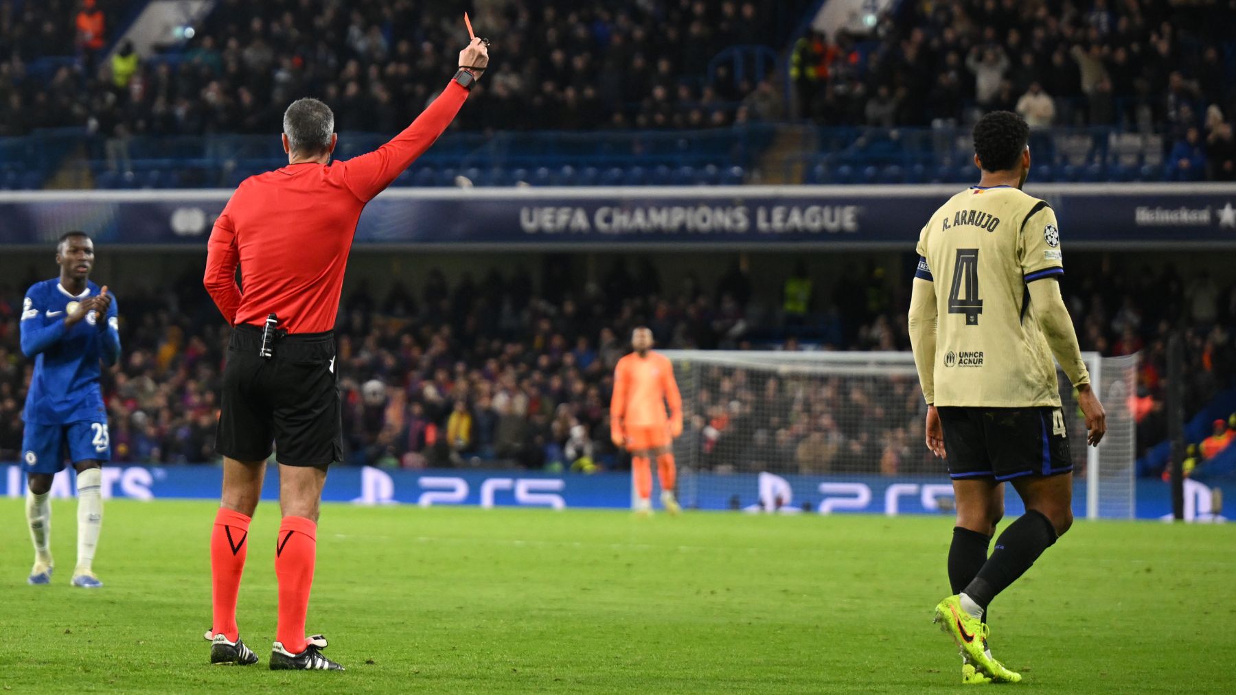 Araujo vuelve a las andadas en Champions: expulsado por doble amarilla ante el Chelsea en la primera parte