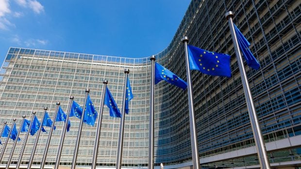 Banderas de la Unión Europea frente al edificio de la Comisión Europea en Bruselas, Bélgica.