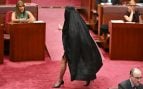 Pauline Hanson con burka en el Senado. Australia, hiyab, velo, Islam, vestimenta islámica