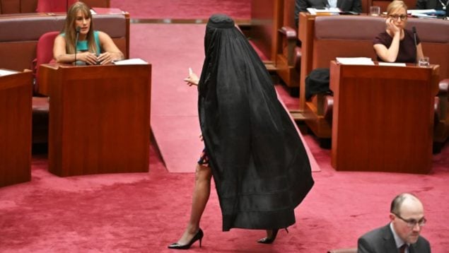 Pauline Hanson con burka en el Senado. Australia, hiyab, velo, Islam, vestimenta islámica