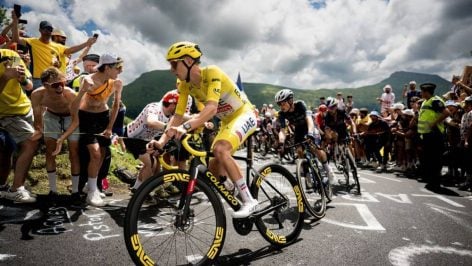 La asistencia masiva de público es una de los problemas que señalan para cancelar la etapa del Tour en Alpe d´Huez. (Foto: ASO / Billy Ceusters).
