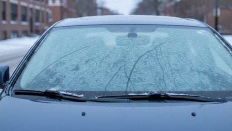 Coche con hielo en el parabrisas. Foto: ilustración propia.