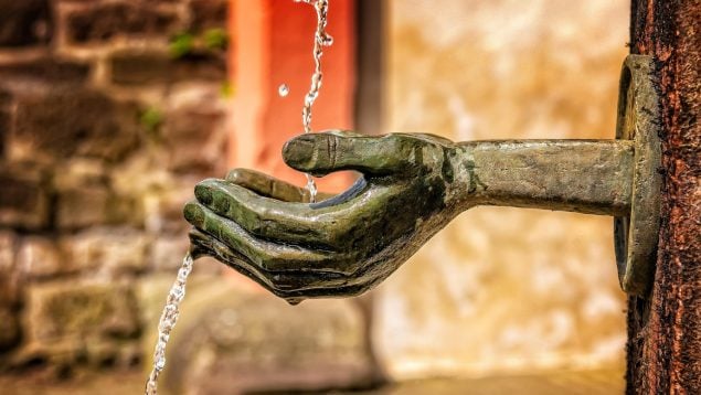 Ir a por agua o ir por agua en español, la construcción ir por es correcta en castellano, ir a por o ir por según la RAE, cómo se dice en español según la RAE ir a por o ir por.