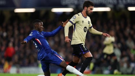 Moisés Caicedo rebaña el balón a Ferrán Torres. (Getty)