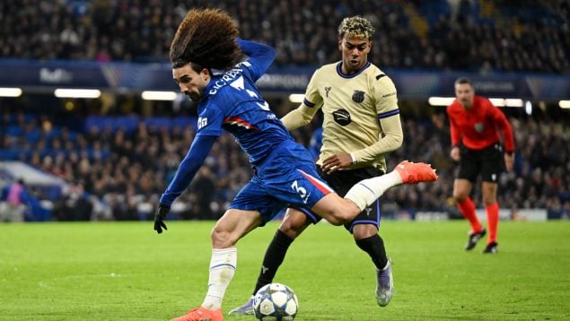Marc Cucurella y Lamine Yamal chocan en el Chelsea-Barcelona de la quinta jornada Champions League.