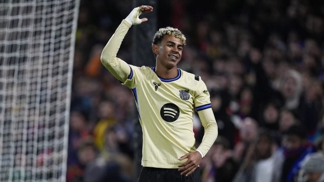 Lamine Yamal se queja de una acción en el Chelsea-Barcelona. (Europa Press)